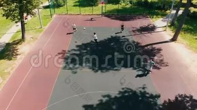 四个合适的朋友在户外球场打篮球